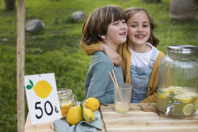 children-having-lemonade-stand_0