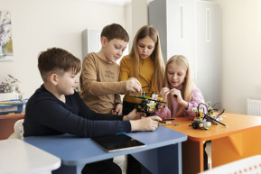 four-kids-building-drone-using-electronic-parts_0